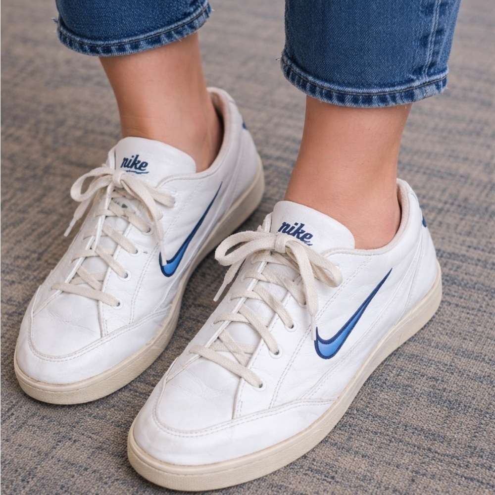 VINTAGE WOMEN’S SIZE 11/EURO 43 LEATHER NIKE RETRO GTS SHOE W/BLUE SWOOSH